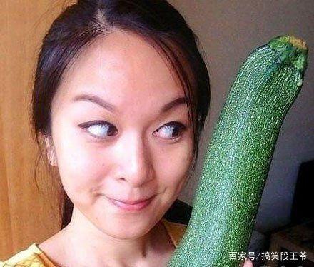 宿舍吃瓜搞笑照片真实,吃瓜照片里的欢乐时光