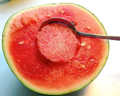 勺子木柄吃瓜,解锁夏日吃瓜新姿势