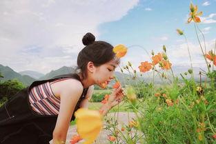 白雪吃瓜拍照姿势图片,瓜影映照青春风采